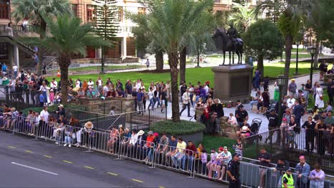 Multitudes-De-Personas-Se-Reúnen-En-El-Centro-De-La-Ciudad-De-Brisbane,-Llenas-De-Anticipación-Antes-Del-Comienzo-Del-Tradicional-Desfile-Anual-Del-Día-De-Anzac-En-La-Plaza-Anzac.