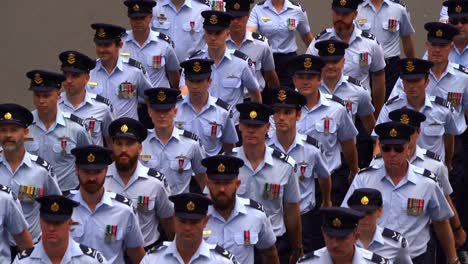 Gente-Disciplinada-Del-Servicio-De-La-Fuerza-Aérea-Real-Australiana,-Marchando-Uniformemente-Por-La-Calle,-Participando-En-El-Desfile-Del-Día-De-Anzac,-Primer-Plano