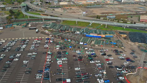 Los-Manifestantes-En-El-área-De-Estacionamiento-De-Oakland-Athletics-Durante-La-Protesta-De-Boicot-Organizada-Por-Los-Fanáticos