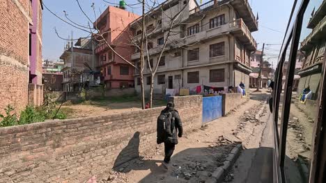 Blick-Aus-Einem-Fahrenden-Bus-Durch-Die-Straßen-Von-Kathmandu