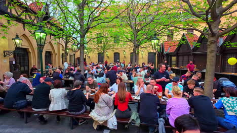 Menschenmenge,-Die-Tagsüber-Im-Freien-Im-Historischen-Brauereirestaurant-In-Prag,-Tschechische-Republik,-Speist