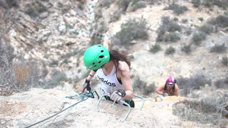 Grupo-De-Amigos-Hacen-Vía-Ferrata-Escalar-Montaña-Con-Equipo-De-Seguridad-En-Cartagena,-Región-De-Murcia,-España