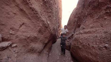 Zwei-Marokkanische-Kinder-Laufen-Durch-Den-Schmalen-Slot-Canyon---Dades-Schlucht