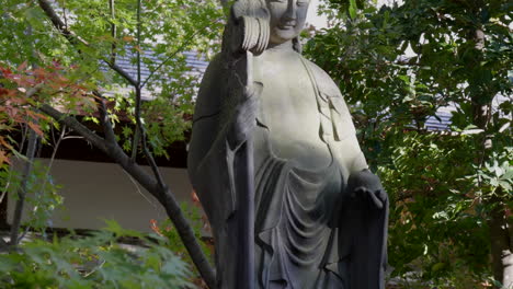 Antigua-Estatua-De-Metal-En-Un-Templo-Japonés-En-Tokio.