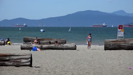 Una-Niña-Corre-Por-La-Playa-Bajo-El-Sol