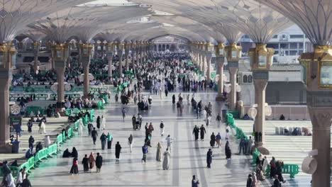 Crowds-of-pilgrims-at-the-Prophet's-Mosque--Timelapse