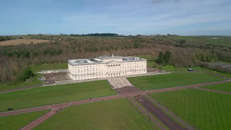 Toma-Aérea-De-Edificios-De-Stormont,-Belfast,-Donde-Se-Encuentra-La-Asamblea-De-Irlanda-Del-Norte