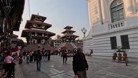 Revelando-Los-Dos-Grandes-Templos-Pagoda-En-La-Plaza-Durbar-De-Katmandú-Y-El-área-De-Indrajatra-Con-La-Pagoda-Del-Templo-Maju-Dega