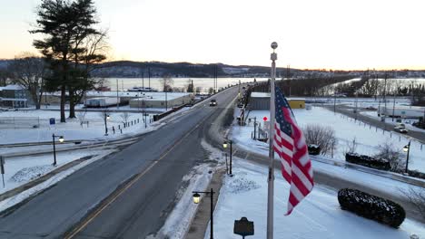 Wehende-Amerikanische-Flagge-Während-Eines-Stürmischen-Wintertages-In-Einem-Amerikanischen-Vorort-Bei-Sonnenuntergang