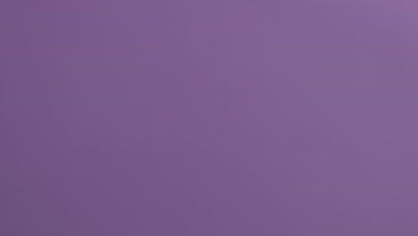 Reis-Fällt-Auf-Violettem-Hintergrund