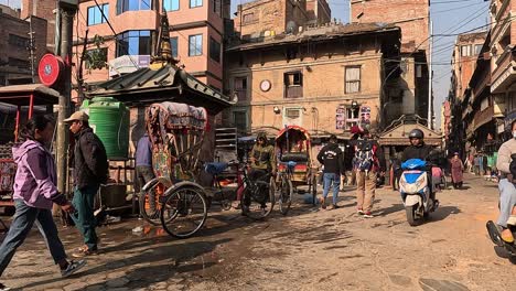 Busy-market-road-in-the-streets-of-Thamel,-Kathmandu