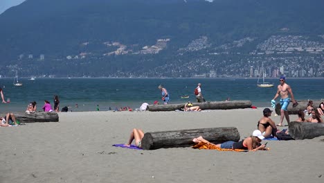 Muskelmann-Zu-Fuß-Am-Strand