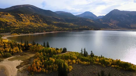 4K-Luftaufnahmen-Von-Drohnenaufnahmen-Der-Twin-Lakes-In-Colorado-In-Herbstfarben-In-Der-Nähe-Von-Leadville