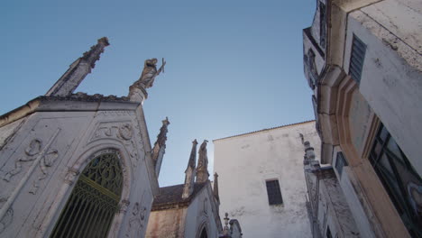 Mehrere-Krypten-Auf-Einem-öffentlichen-Friedhof-In-Evora,-Portugal