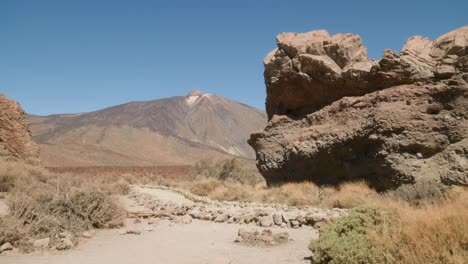 Der-Berg-Pico-Del-Teide-Zeigt-Sich-Im-Frühling-Hinter-Vulkangestein,-Los-Roques-De-Garcia,-Teide-Nationalpark-Auf-Teneriffa,-Kanarische-Inseln