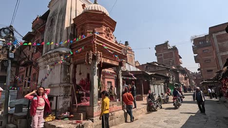 Kleiner-Hinduistischer-Schrein-In-Den-Straßen-Von-Bhaktapur,-Ritual-Mit-Opferung-Des-Hinduismus