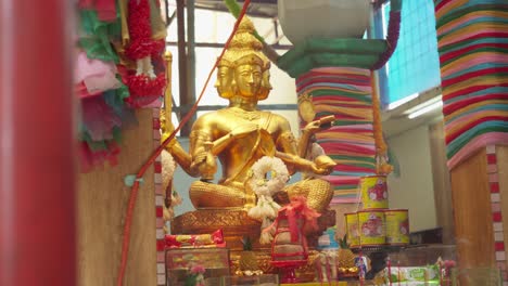 Goldene-4-gesichtige-Statue-Am-Brahma-Phra-Phrom-Hinduismus-Und-Buddhismus-In-Chinesischen-Tempel-Mit-Touristen-Tragen-Ein-Maskiertes-Gesicht