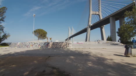 Niños-Patinando-En-Skatepark-En-Un-Parque-Público-En-El-Parque-Das-Nações,-Lisboa,-Portugal