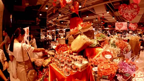 Gente-Buscando-Regalos-Durante-Las-Rebajas-Del-Día-De-San-Valentín-En-El-Supermercado.