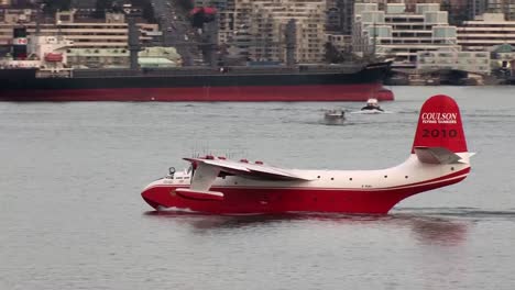 Riesiges-Flugboot-Rollt-Auf-Dem-Wasser