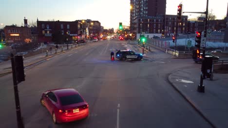 Vehículo-Policial-En-La-Calle-Al-Atardecer-Empacando-Después-De-Controlar-El-Tráfico-En-Montreal,-Canadá