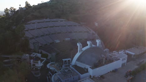 Toma-Aérea-Descendente-Y-Panorámica-Del-Hollywood-Bowl-Con-Destello-De-Lente-Al-Atardecer-En-Los-Ángeles,-California