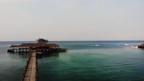 Aerial-Dolly-Vorwärtsblick-über-Mabul-Resort-Jetty,-Malaysia