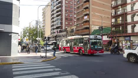 Tráfico-Hiperlapso-En-La-Avenida-Rivadavia,-Zona-Urbana-De-Peatones-De-Capital-Latina-De-La-Ciudad-De-Buenos-Aires,-Argentina,-Gente-Caminando-Y-Palomas-Comiendo-Del-Suelo.