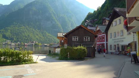 Gente-Caminando-Por-El-Pueblo-De-Hallstatt-En-Un-Día-Soleado