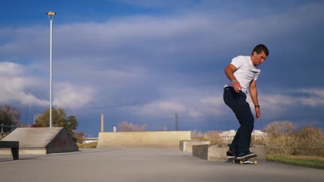 Patinador-Hace-Un-Truco-En-El-Skatepark