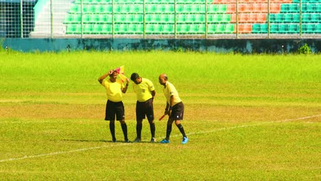 Equipo-De-árbitros-Calentando-Antes-Del-Partido-En-El-Campo-De-Fútbol.