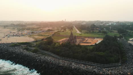 Vista-Aérea-Del-Templo-Costero-En-Chennai-Durante-La-Puesta-De-Sol