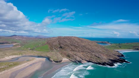 Un-4k-Deslizándose-Hacia-La-Izquierda-Y-Cayendo-De-La-Playa-De-Barleycove-Mizen-Head-Península-Oeste-De-Corcho,-Irlanda