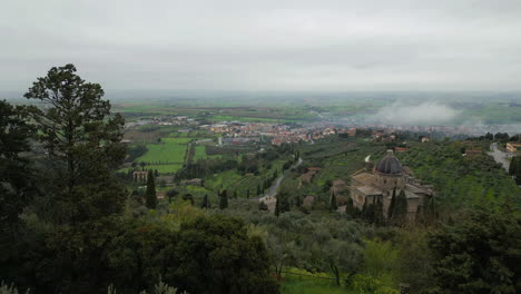 Frische-Luft-über-Arezzo:-Naturschönheit-In-Der-Kirche-Santa-Maria-Delle-Grazie-Al-Calcinaio