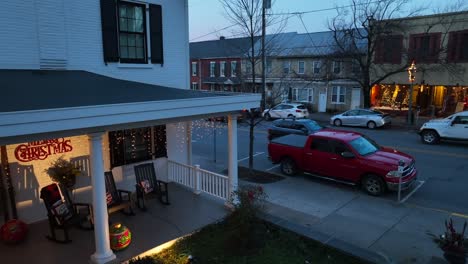 Frohe-Weihnachten-Schild-Und-Weihnachtsschmuck-Auf-Der-Veranda-Des-Hauses-An-Der-Hauptstraße-In-Lititz,-Pennsylvania-Im-Dezember