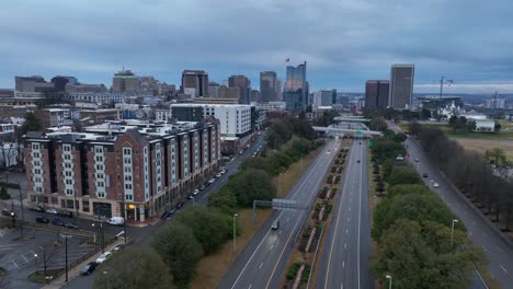 El-Tráfico-En-La-Carretera-En-El-Barrio-Americano-De-Richmond.