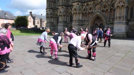 Un-Grupo-De-Bailarines-Morris-Interpretando-Una-Danza-Y-Música-Folclórica-Tradicional-Inglesa-En-La-Catedral-De-Wells-En-Somerset,-Reino-Unido