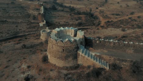 Luftaufnahme-Des-Steinbollwerks-Der-Festung-Ranikot