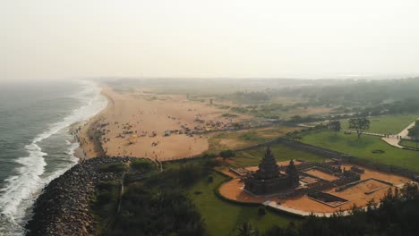 Vista-Aérea-Del-Templo-Costero-Y-La-Playa-En-Chennai-Durante-La-Puesta-De-Sol