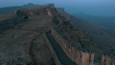 Vista-Aérea-De-Los-Muros-De-Defensa-De-Piedra-Y-Baluarte-Del-Fuerte-Ranikot