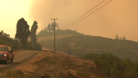 El-Departamento-De-Bomberos-Responde-Al-Incendio-De-Matorrales.