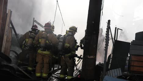 Feuerwehrleute-Bekämpfen-Hausbrand