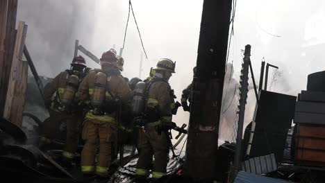 Los-Bomberos-Trabajan-En-El-Incendio-De-Una-Casa.