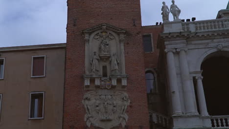 Nahaufnahme-Einer-Langsamen-Neigungsaufnahme-Eines-Wunderschönen-Alten-Italienischen-Gebäudes-Und-Turms-In-Vicenza,-Italien