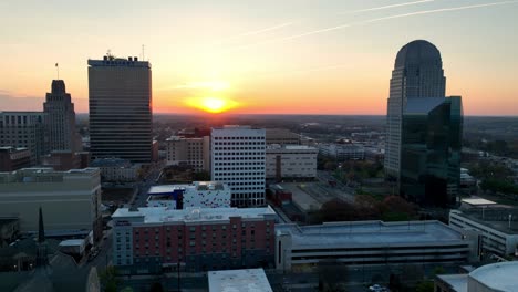 Orbit-Luftaufnahme-Von-Winston-Salem,-NC,-Skyline-Von-North-Carolina