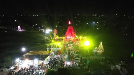 Vista-Aérea-De-Drones-El-Dron-Se-Dirige-Hacia-El-Lado-De-Canadá,-Donde-Muchas-Personas-Visitarán-El-Templo-Y-Verán-El-Espectáculo-De-Luces.