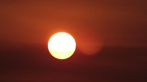 Sonnenuntergang-Leuchtend-Orange-Sonne-Tiefrot-Klarer-Himmel-Zeitraffer-Australien-Victoria-Gippsland-Maffra-