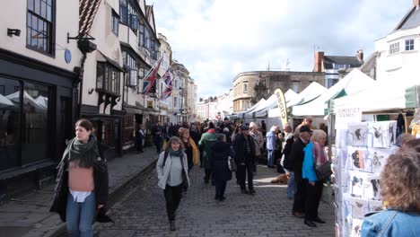 Der-Stadtschreier-Ausrufer-Spaziert-Durch-Die-Massen-Von-Menschen,-Die-Den-Beliebten-Marktplatz-Von-Wells-über-Das-Geschäftige-Osterwochenende-Im-Südwesten-Von-England,-Großbritannien,-Besuchen