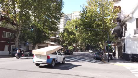 Hyperlapse-Verkehr-Auf-Der-Avenue-Avellaneda-In-Buenos-Aires,-Argentinien,-Fahrstraße,-Asphaltierte-Schnellstraße-Im-Zeitraffer,-Ampeln-Im-Viertel-Flores