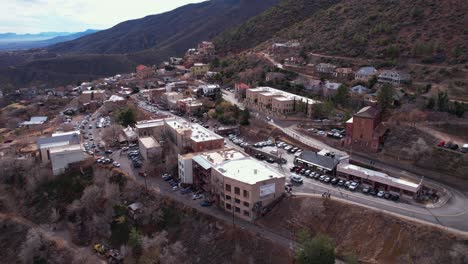 Jerome,-Arizona,-USA,-Luftaufnahme-Von-Gebäuden-Und-Straßen-Am-Hang,-Ehemalige-Bergbaustadt,-Drohnenaufnahme